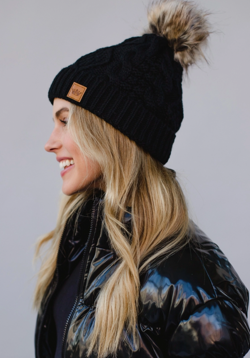 BLK CABLE KNIT W NATURAL POM HAT