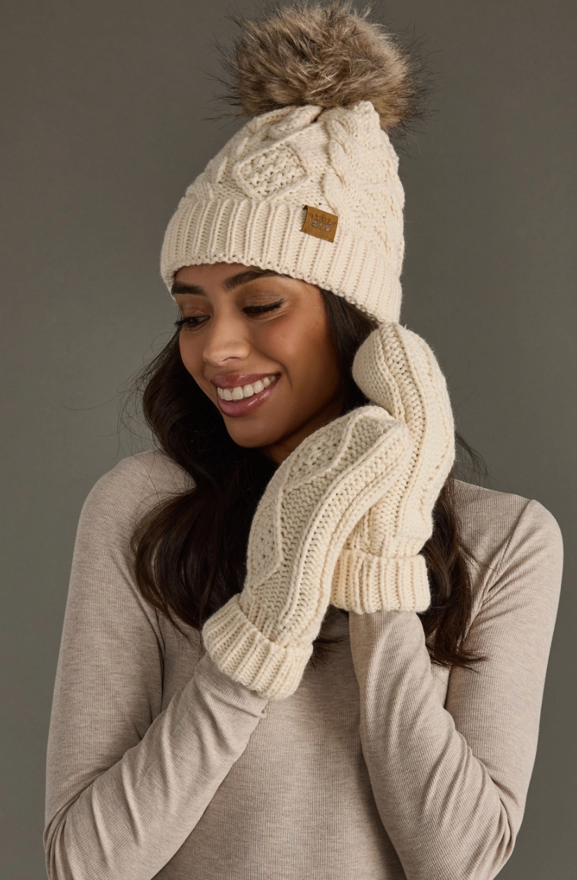 BEIGE CABLE KNIT POM HAT